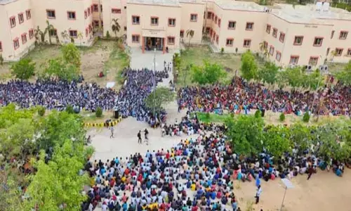 ఆందోళన విరమణ.. సబిత చర్చలతో