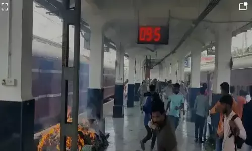 పక్కా ప్లాన్.. వాట్సప్ గ్రూప్ క్రియేట్ చేసుకుని?