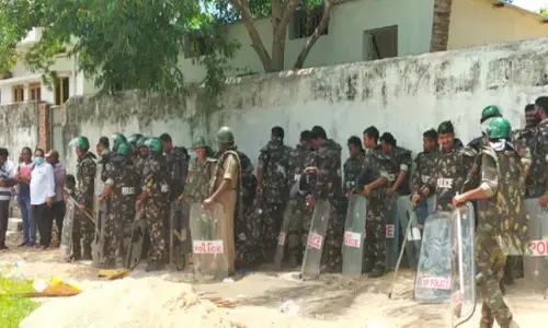 అయ్యన్న ఇంటి వద్ద హైటెన్షన్