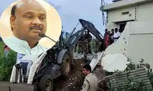 అయ్యన్న కు ఊరట.. హైకోర్టులో స్టే