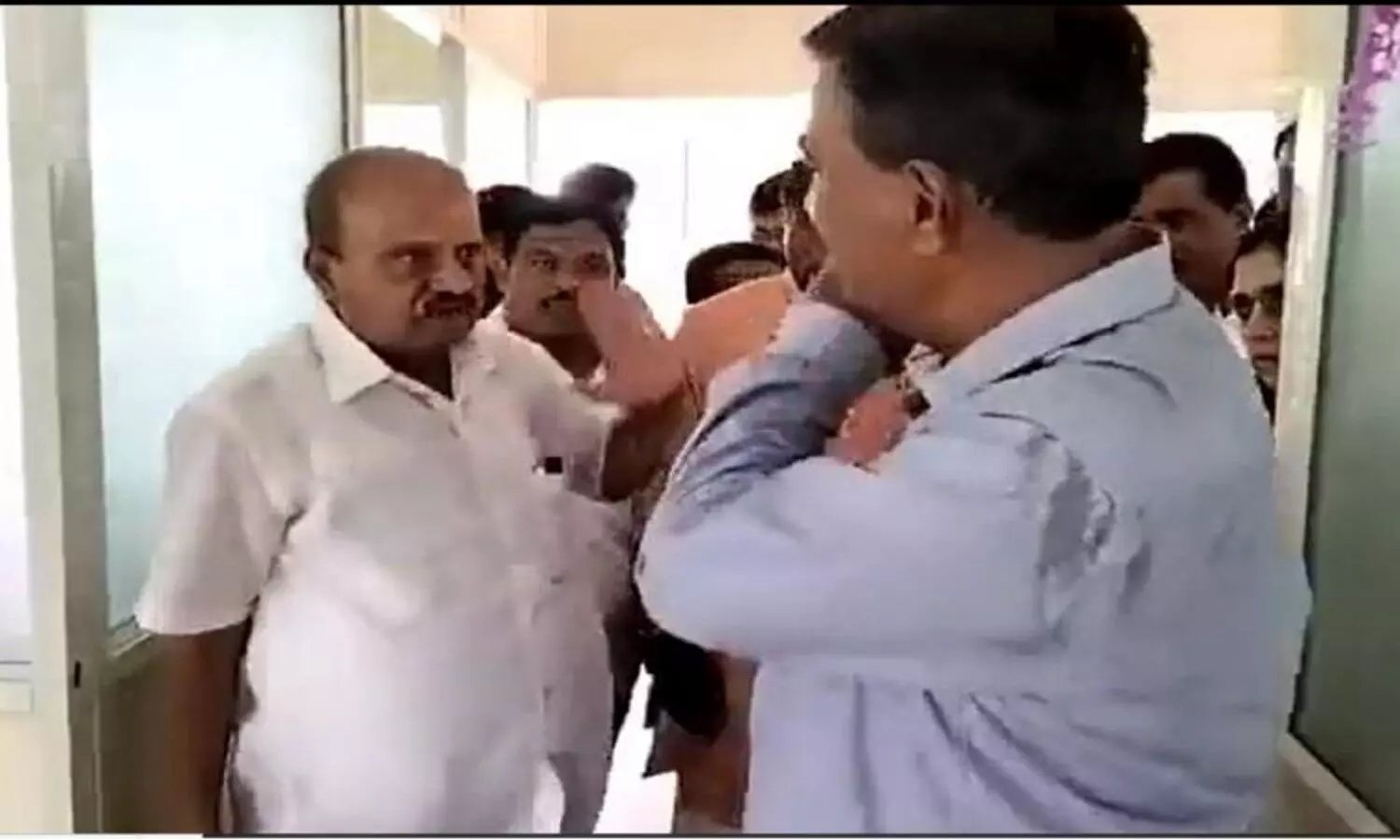 పాపం ఎమ్మెల్యే చేతుల్లో దెబ్బలు తిన్న ప్రిన్సిపాల్