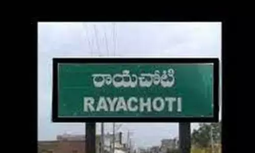 కమిషనర్ పై దాడికి దిగిన వైసీపీ నేతలు