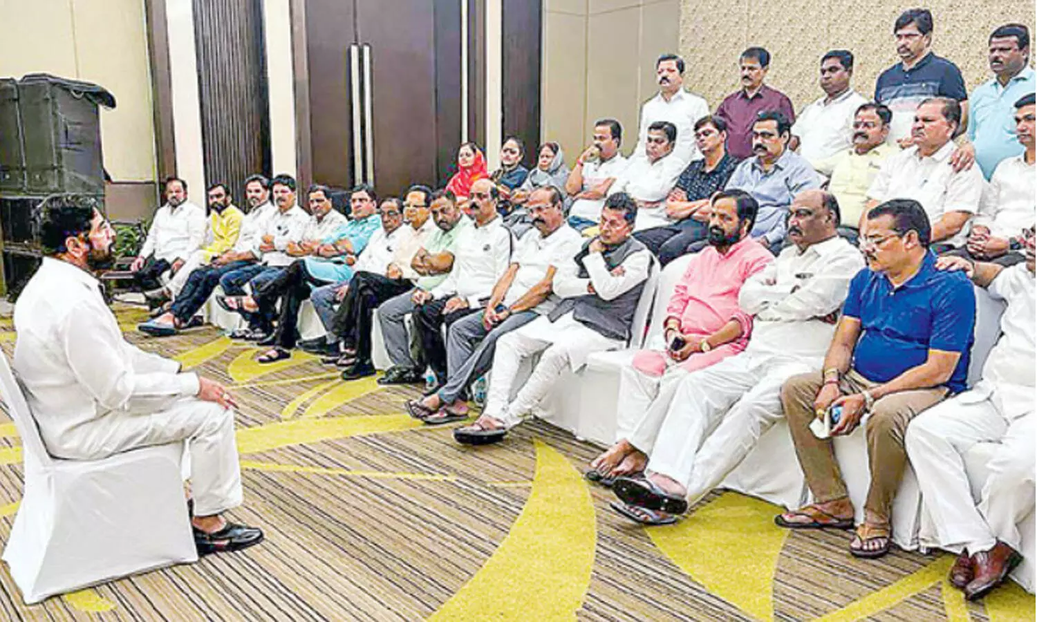 షిండే క్యాంప్ లో ఛేంజ్ కనిపిస్తుందా? షిండే క్యాంప్ లో ఛేంజ్ కనిపిస్తుందా?