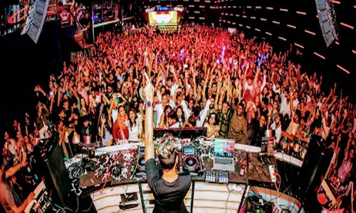 మరో పబ్ లో మైనర్ల పార్టీ