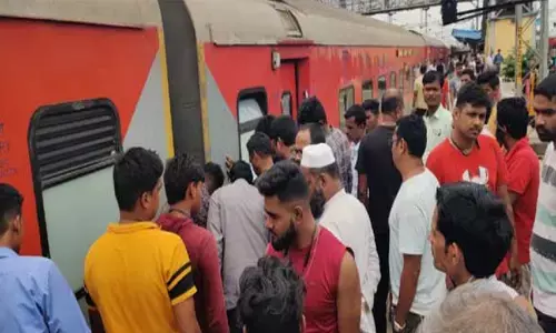 రైలులో పొగలు.. నిలిపేసిన అధికారులు