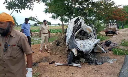 ఆగి ఉన్న లారీని ఢీకొట్టిన కారు.. సజీవ దహనం