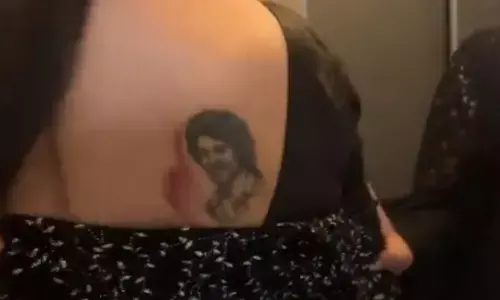 అమ్మాయి వీపుపై విజయ్ దేవరకొండ.. స్పెషల్ ఫ్యాన్