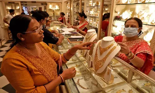 బంగారం ప్రియులకు భారీ షాక్