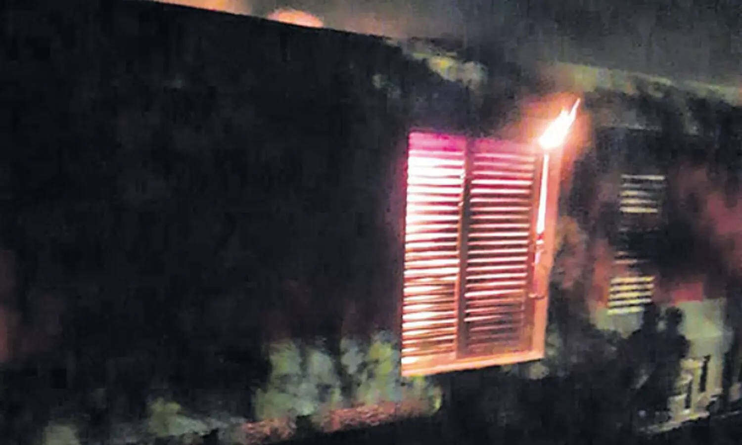 దక్షిణ ఎక్స్ప్రెస్ రైలు బోగీలో మంటలు దక్షిణ ఎక్స్ప్రెస్ రైలు బోగీలో మంటలు