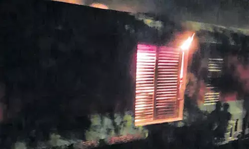 దక్షిణ ఎక్స్‌ప్రెస్ రైలు బోగీలో మంటలు