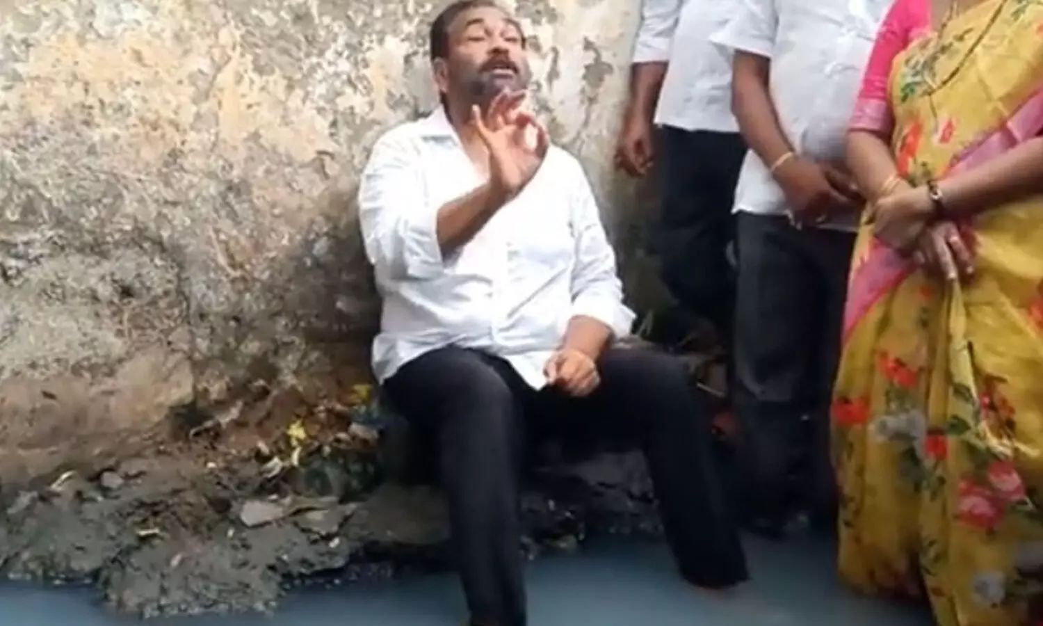 మురుగు కాల్వలో కోటంరెడ్డి నిరసన