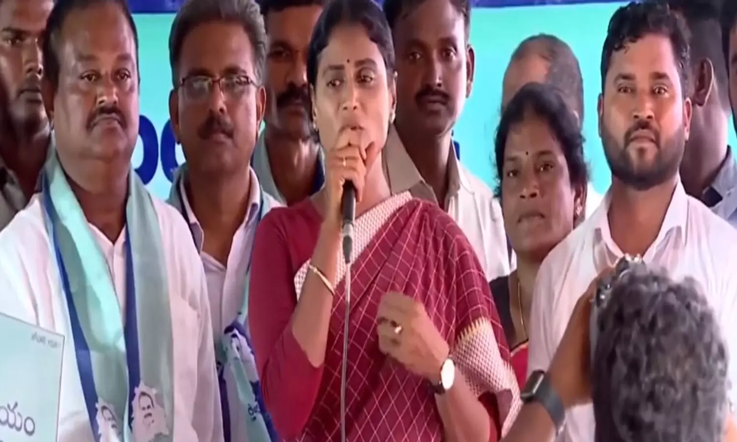 వైఎస్ షర్మిల ఆకస్మిక ధర్నా