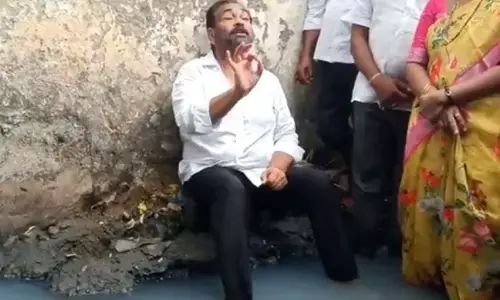 మురుగు కాల్వలో కోటంరెడ్డి నిరసన