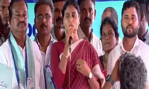 వైఎస్ షర్మిల ఆకస్మిక ధర్నా