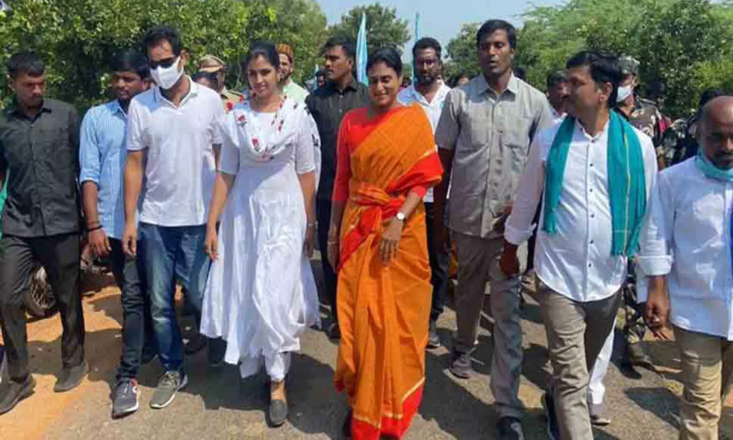 పాదయాత్రకు స్వల్ప విరామం