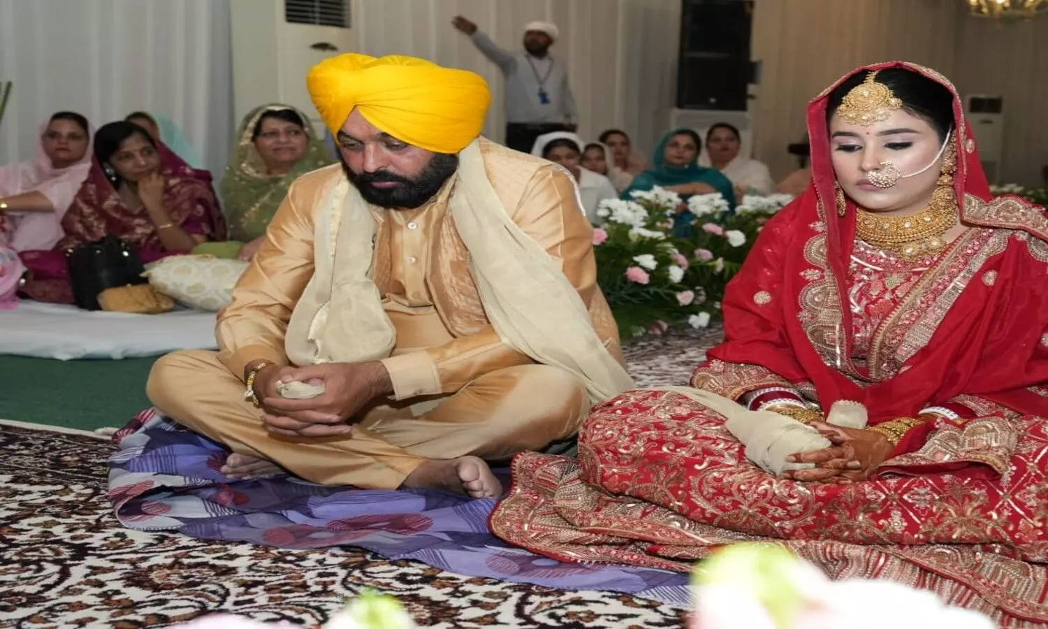 సింపుల్ గా పెళ్లి చేసేసుకున్న ముఖ్యమంత్రి సింపుల్ గా పెళ్లి చేసేసుకున్న ముఖ్యమంత్రి