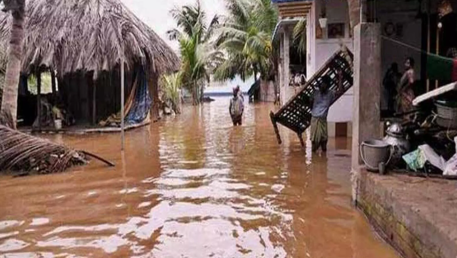 గోదావరి ఉగ్రరూపం...జలదిగ్భంధనంలో గ్రామాలు