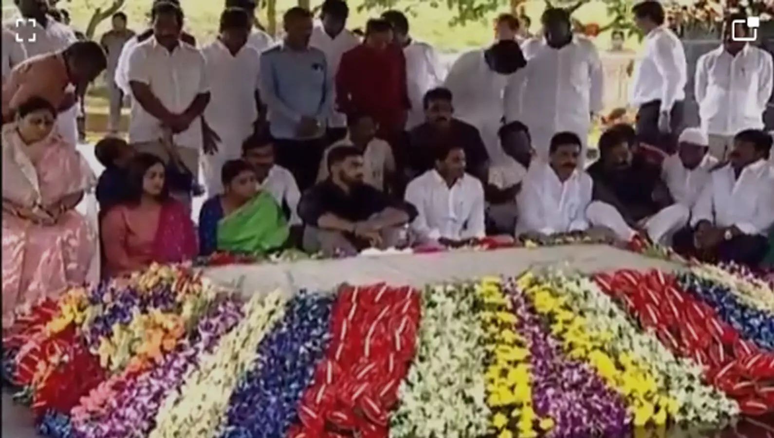 వైఎస్ ఘాట్ వద్ద నివాళులు