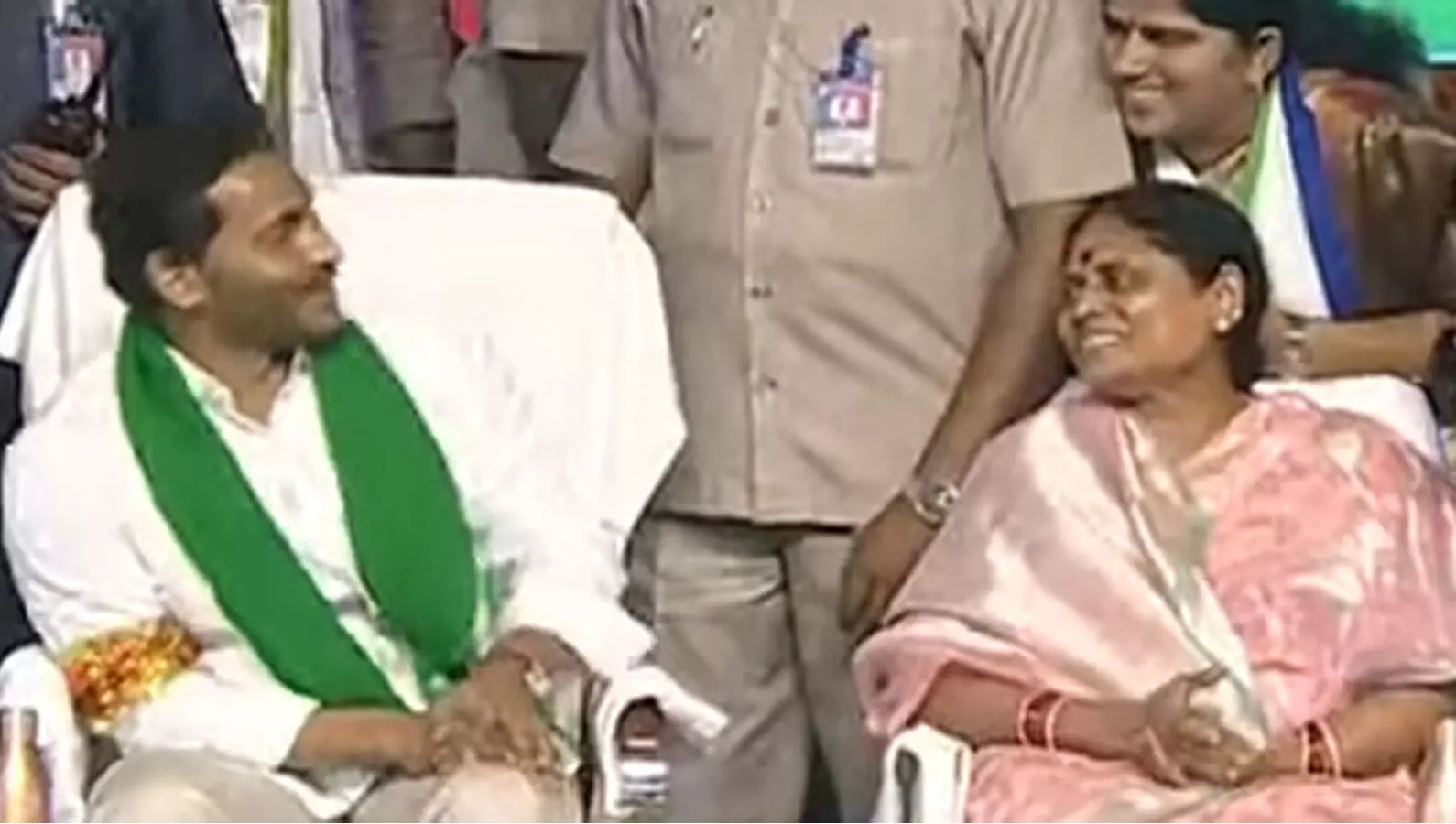 ప్లీనరీకి విజయమ్మ... జగన్ వెంటే