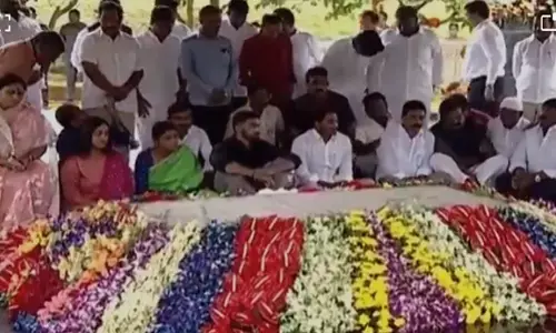 వైఎస్ ఘాట్ వద్ద నివాళులు