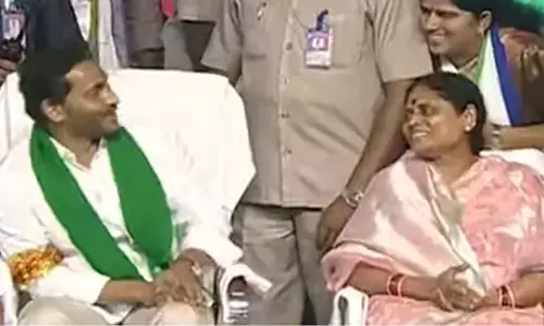 ప్లీనరీకి విజయమ్మ... జగన్ వెంటే