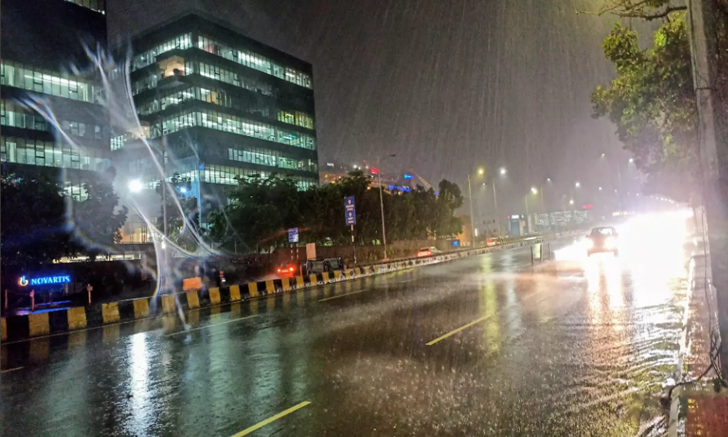 హైదరాబాద్ లో భారీ వర్షం.. హై అలెర్ట్ హైదరాబాద్ లో భారీ వర్షం.. హై అలెర్ట్