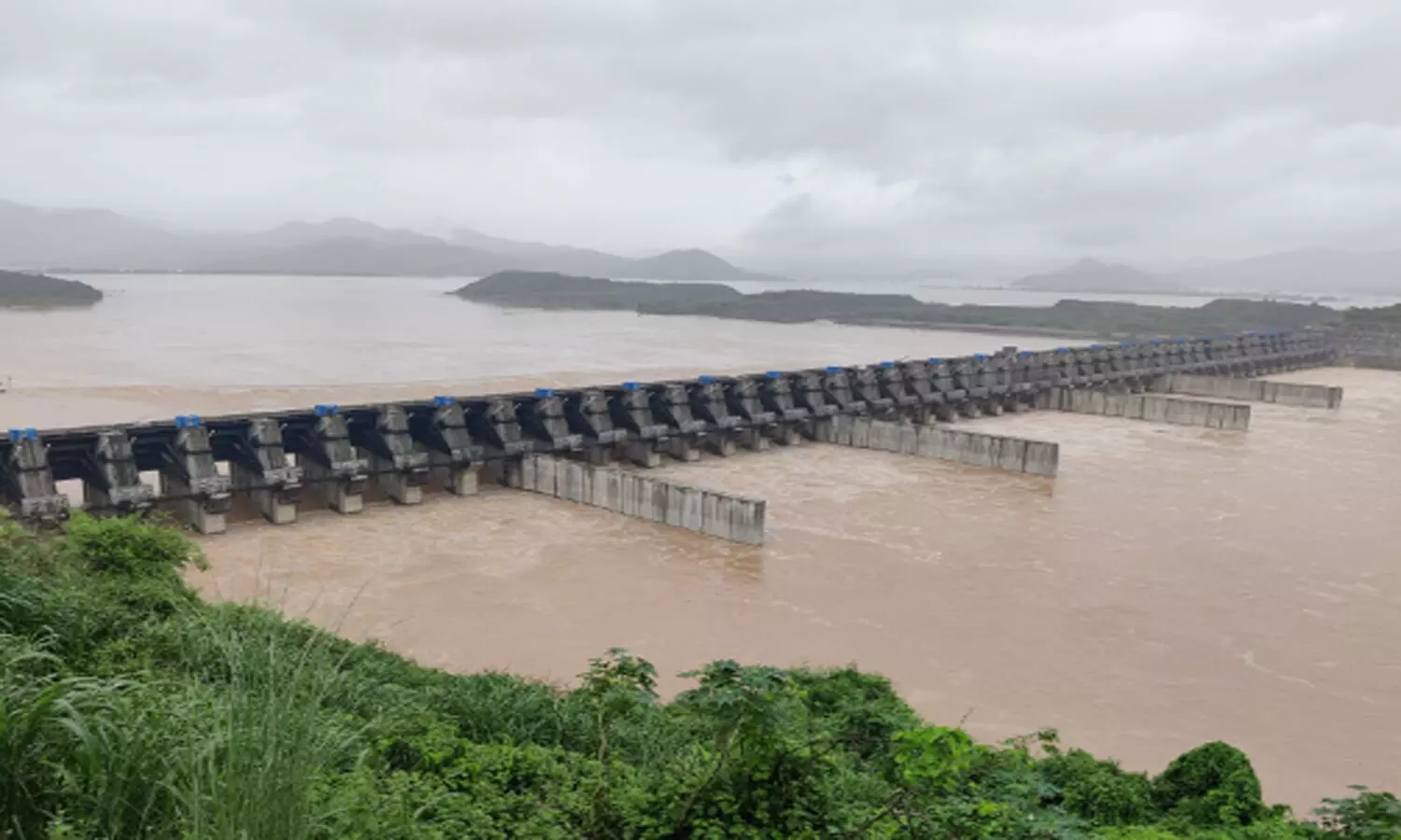 పోలవరానికి భారీ వరద.. ఆగిన పనులు