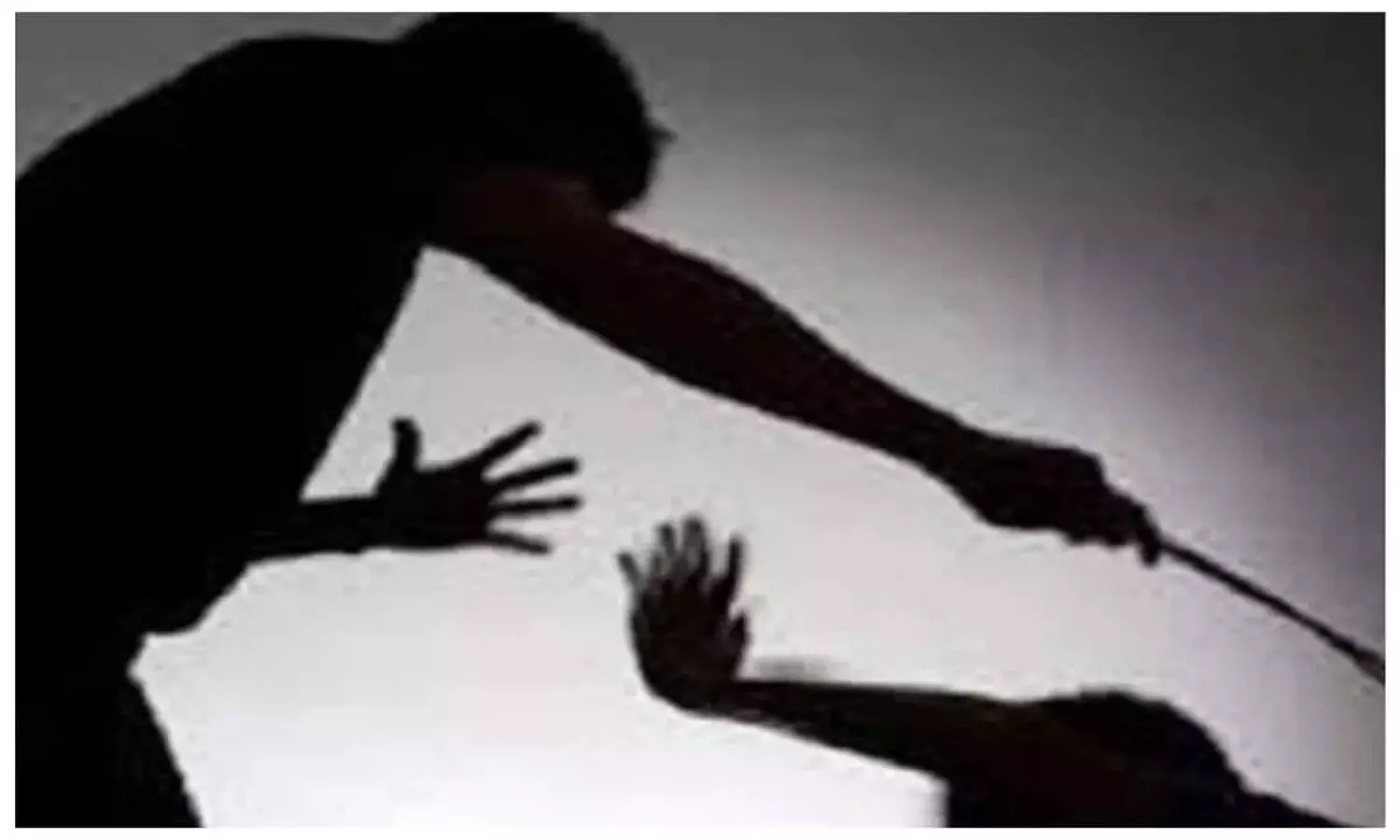 మహిళను అర్ధ నగ్నంగా ఊరేగించిన భర్త, బంధువులు మహిళను అర్ధ నగ్నంగా ఊరేగించిన భర్త, బంధువులు