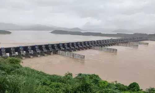 పోలవరానికి భారీ వరద.. ఆగిన పనులు