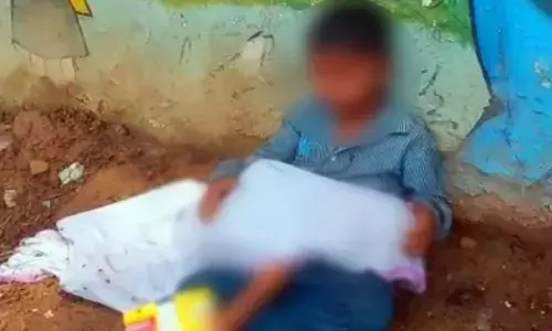 8 ఏళ్ల బాలుడు తన 2 ఏళ్ల తమ్ముడి మృతదేహాన్ని ఒడిలో పెట్టుకుని