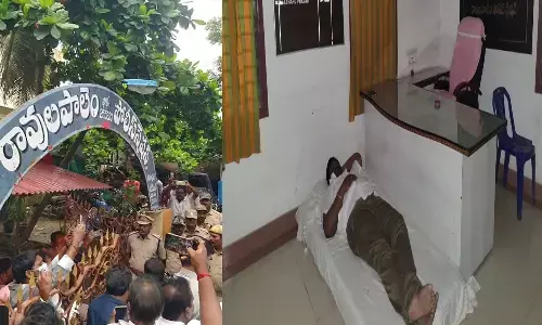పోలీస్ స్టేషన్ లో వైసీపీ ఎమ్మెల్యే నిరసన .. రావులపాలెంలో ఉద్రిక్తత