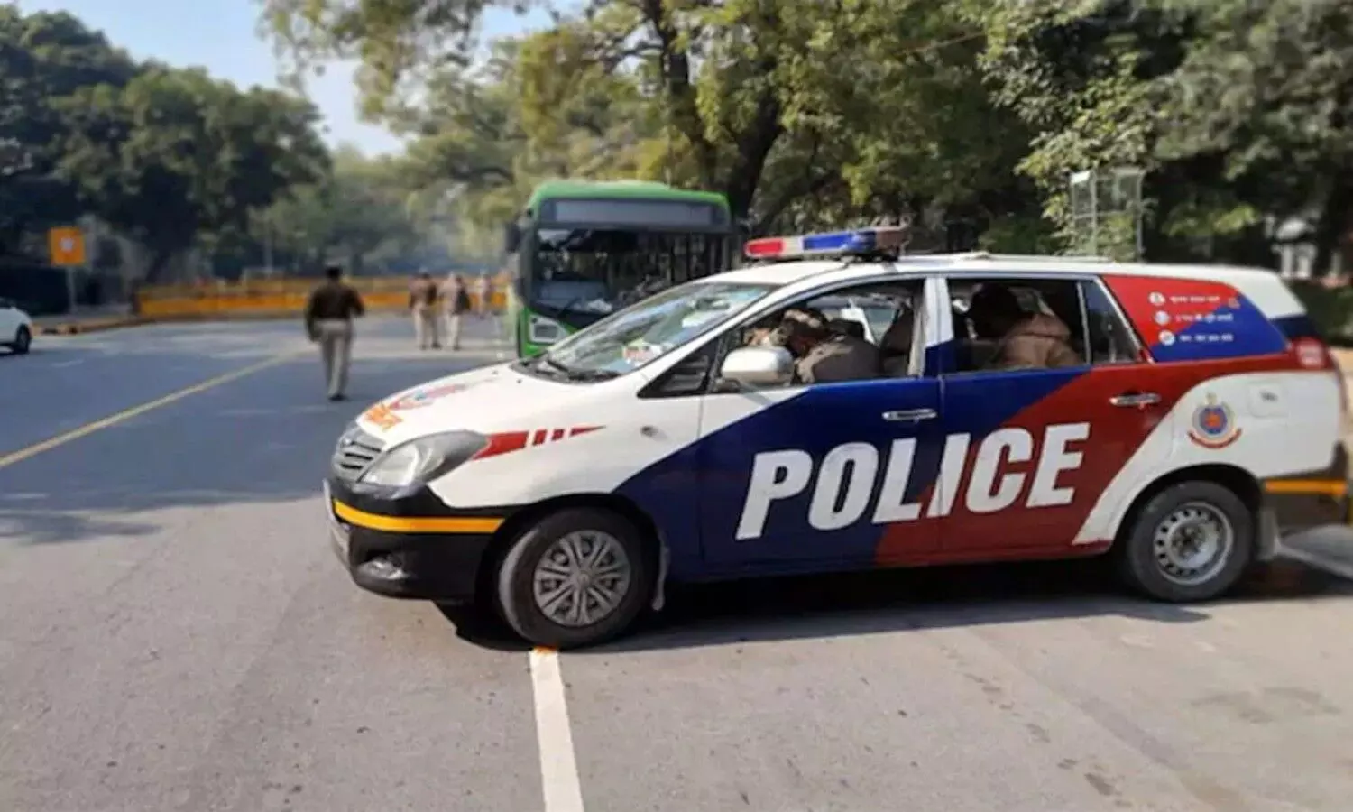 రేజర్ బ్లేడుతో పోలీసులపైనే దాడి రేజర్ బ్లేడుతో పోలీసులపైనే దాడి