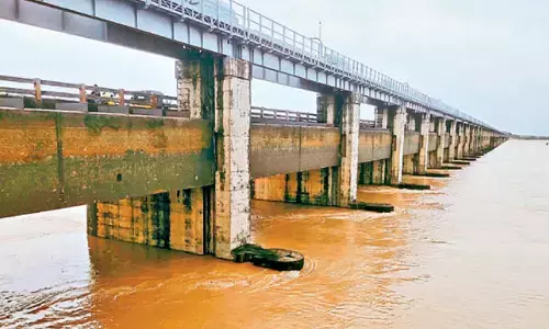 శాంతిస్తున్న గోదారి.. ఇంకా నీటిలోనే లంక గ్రామాలు