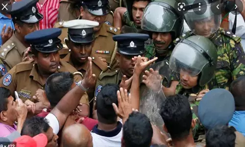 శ్రీలంకలో ఉద్రిక్తత.. ప్రధాని ఇంటి ముట్టడి