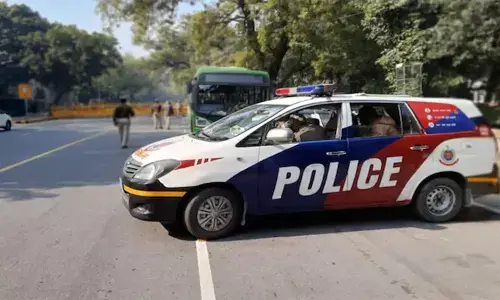 రేజర్ బ్లేడుతో పోలీసులపైనే దాడి