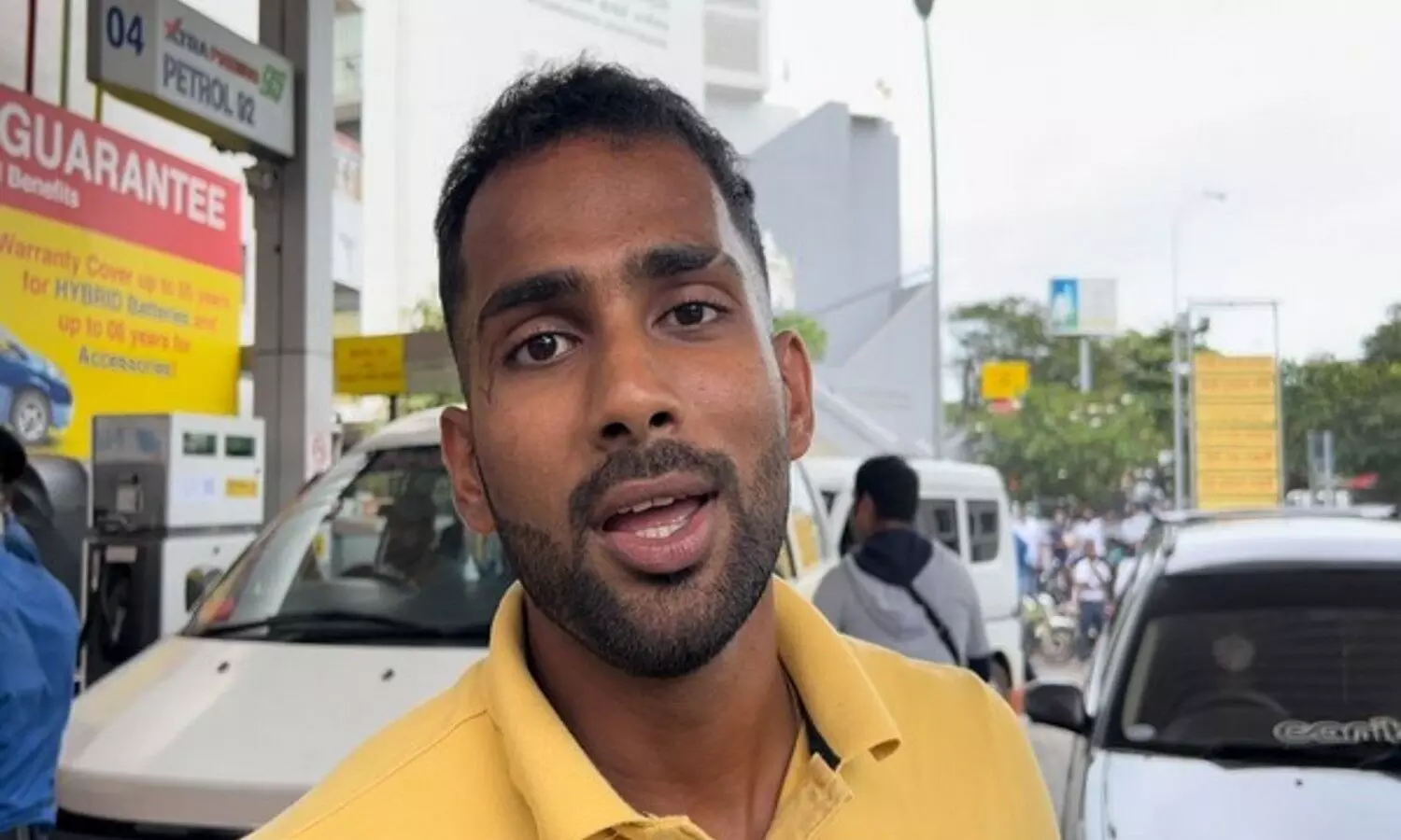 క్యూ లైన్ లో క్రికెటర్.. రెండు రోజుల నుండి నిల్చునే ఉన్నాడట..!