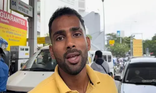 క్యూ లైన్ లో క్రికెటర్.. రెండు రోజుల నుండి నిల్చునే ఉన్నాడట..!