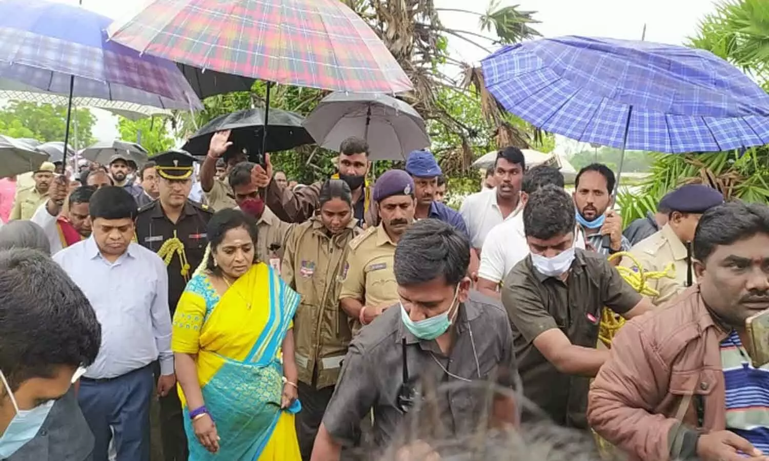 వరద బాధితులతో తమిళి సై