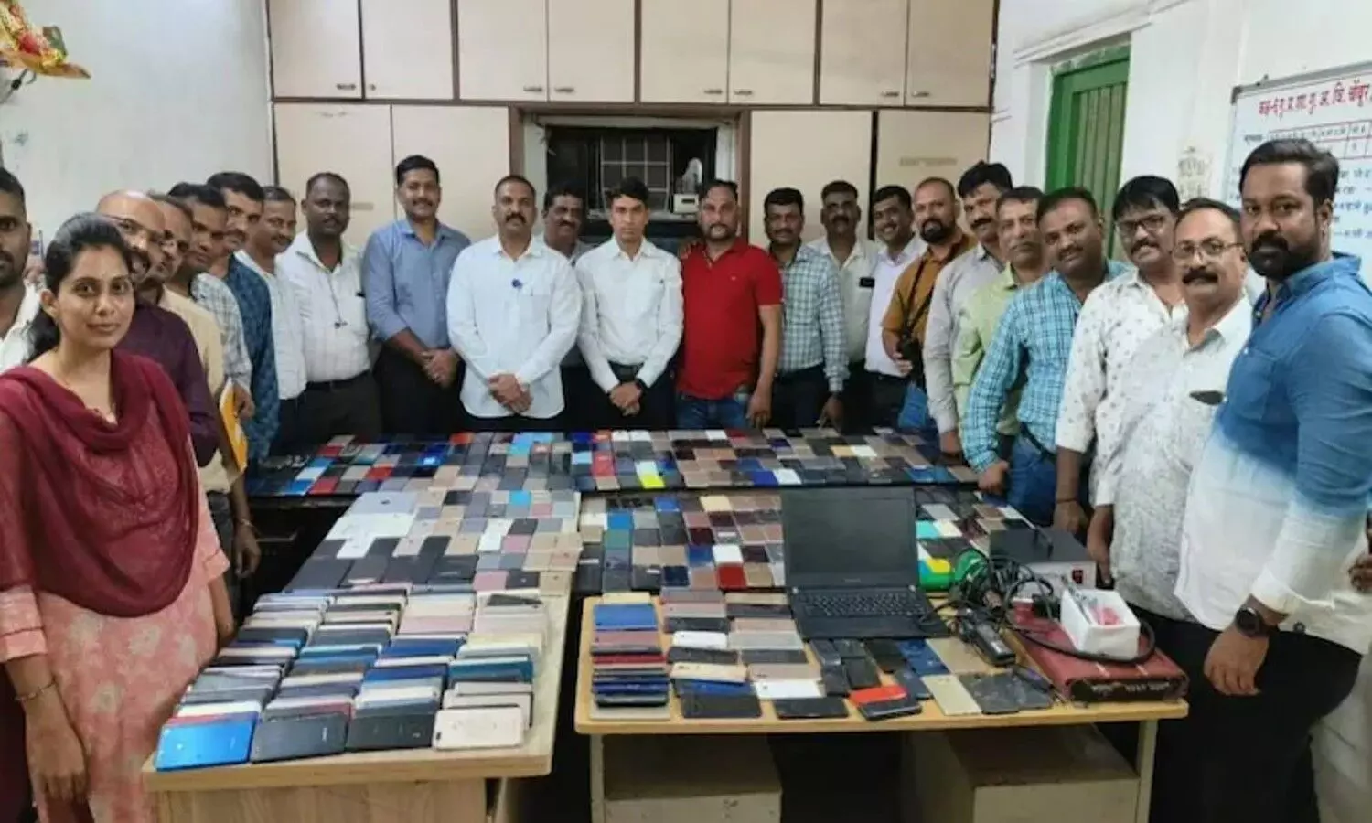 మొబైల్ దొంగతనాల రాకెట్ ను పట్టుకున్న పోలీసులు.. మొత్తం ఎన్ని దొరికాయంటే..!