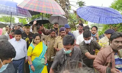 వరద బాధితులతో తమిళి సై