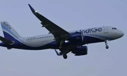 హైద‌రాబాద్ వ‌స్తున్న విమానం క‌రాచీలో ఎమ‌ర్జెన్సీ ల్యాండింగ్