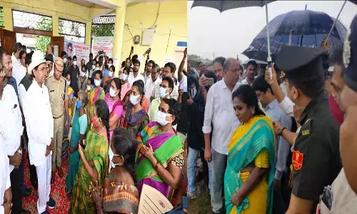 వరదలోనూ ఎవరికి వారే