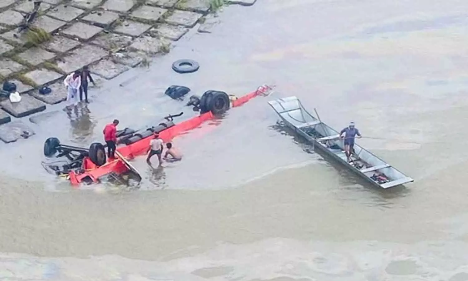 బ్రేకింగ్ : ఘోర రోడ్డు ప్రమాదం... 12 మంది మృతి