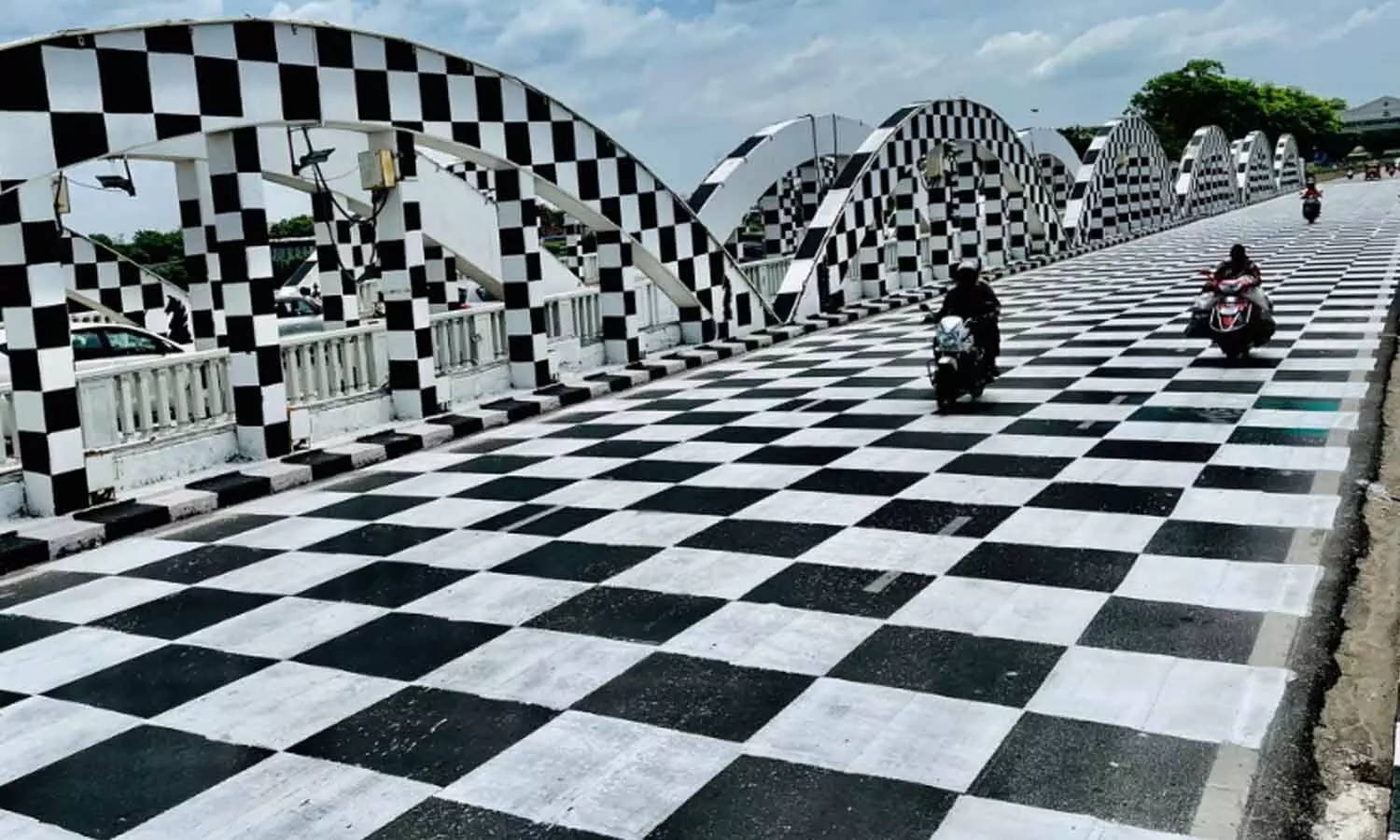 ఈ రోడ్డు సొగసు చూడతరమా? ఈ రోడ్డు సొగసు చూడతరమా?