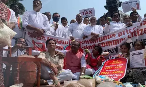 కాంగ్రెస్ తో కలసి టీఆర్ఎస్ నిరసన