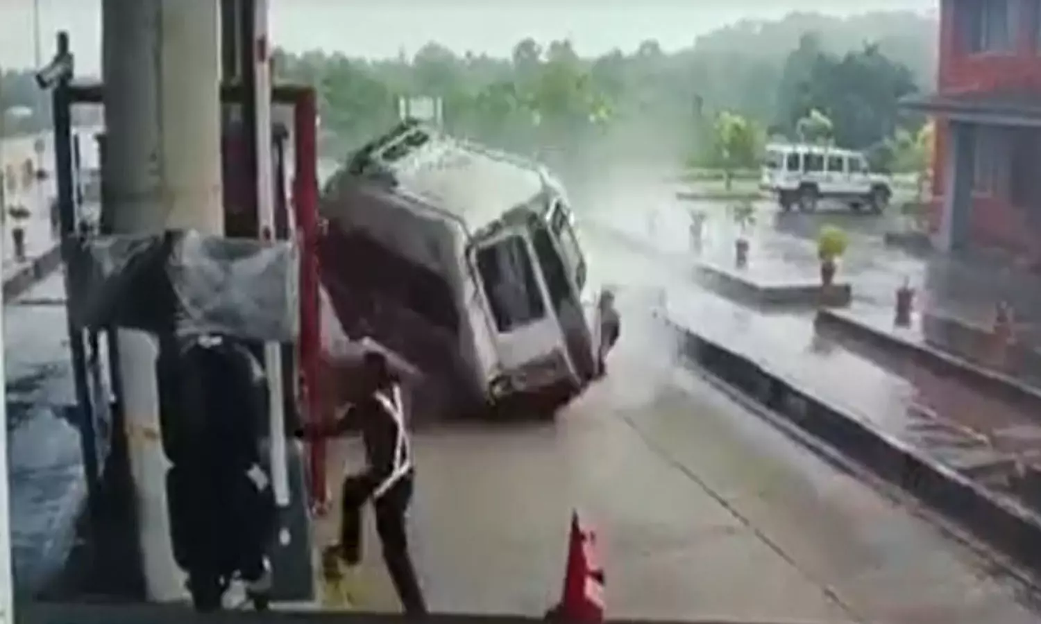 ఘోర ప్రమాదం ... నలుగురు మృతి ఘోర ప్రమాదం ... నలుగురు మృతి