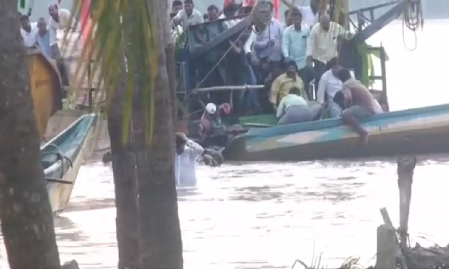 చంద్రబాబు బృందానికి తృటిలో తప్పిన ప్రమాదం
