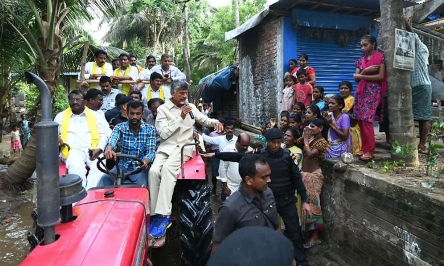 రెండో రోజు చంద్రబాబు పర్యటన రెండో రోజు చంద్రబాబు పర్యటన