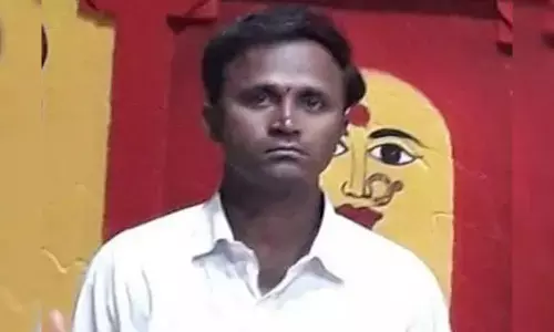 పెట్రోల్ పోసుకొని ఉజ్జయిని మహంకాళి దేవాలయ ఉద్యోగి ఆత్మహత్యాయత్నం