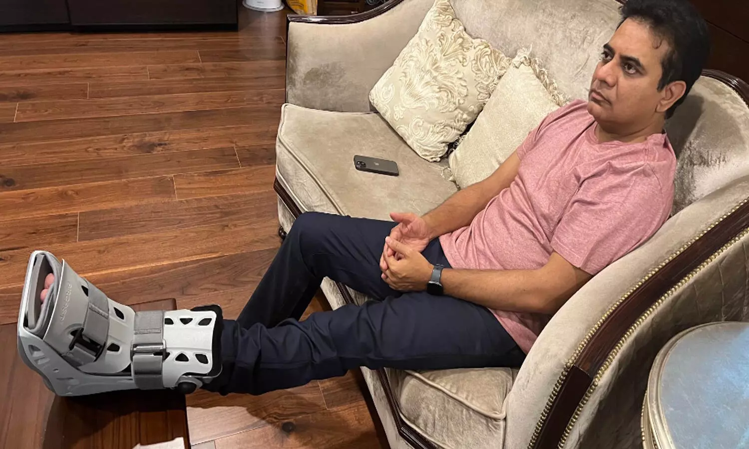 జారిపడిన కేటీఆర్..కాలికి గాయం